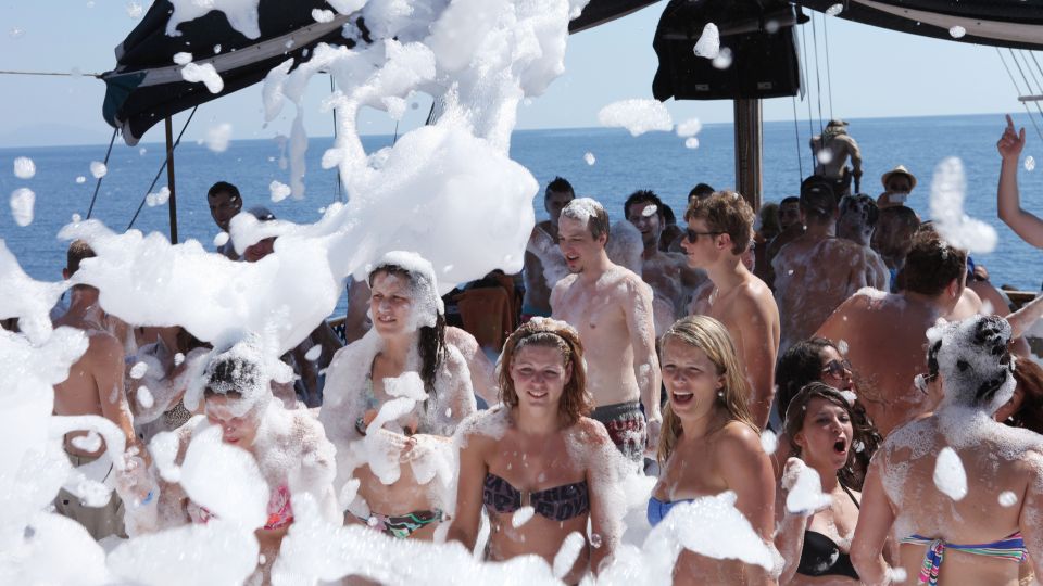 Alanya: Disco Boat Tour with Foam Party and Unlimited Drinks - What you see from Alanya Harbor: castle, Red Tower, and shipyard views