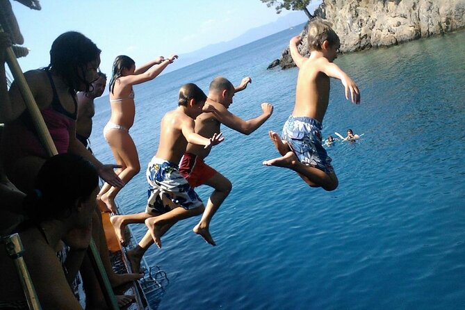 Alanya Pirate Boat Trip All-Inclusive with Lunch & Transfers - The big rhythm of the day: 4 to 5 swimming stops