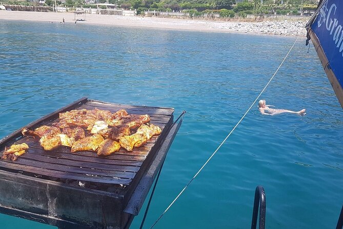 Alanya Pirate Boat Trip with Lunch & Free Soft Drinks - Drinks, bathroom reality, and the crowd question