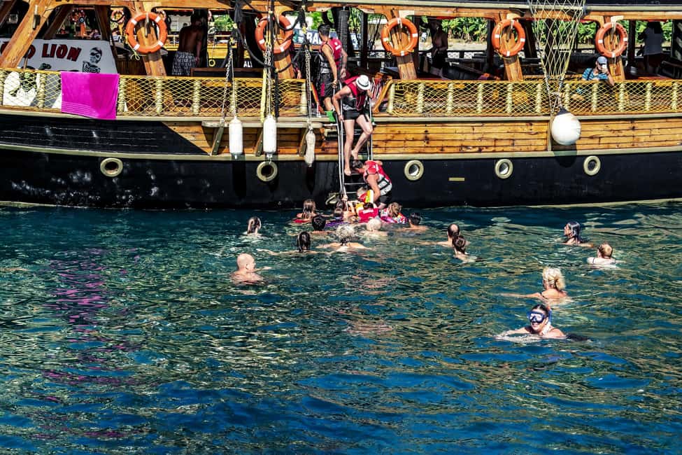 Alanya: Pirate Boat with Foam Party incl. Lunch & Drinks - Pirate entertainment and the foam party factor