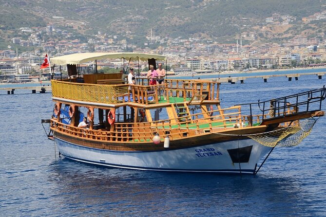 Alanya Relaxing Boat Tour with Lunch, Soft Drinks & Transfer - Getting to the harbor: pickup timing and real-world expectations