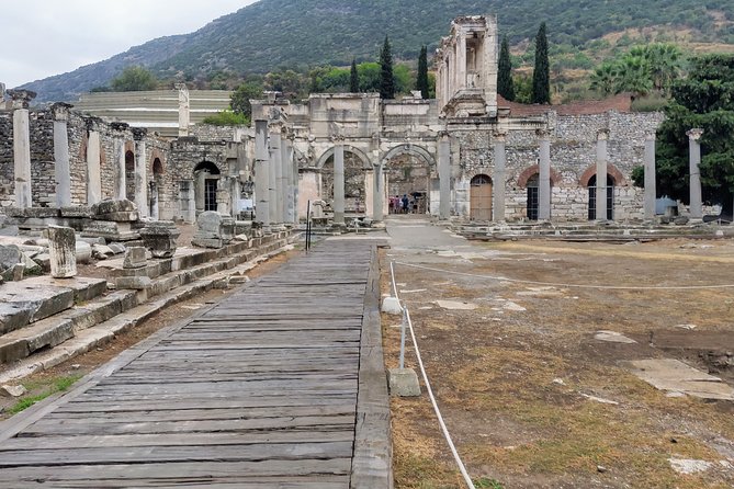 All Inclusive Private Ephesus Day Trip from Istanbul by Plane - Izmir airport meet-up and the drive into Ephesus