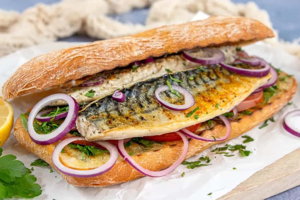 Authentic Food Tour in Istanbul’s Asian Side – Kadıköy - Balık Ekmek at the market: fish sandwich, street-style
