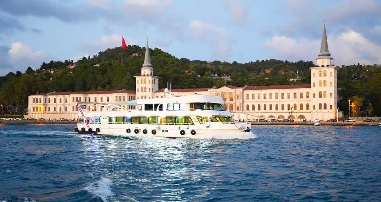 Best of Istanbul in 1 Day: Guided Tour with Bosphorus Cruise - Meeting at Dsign Cafe by the Hippodrome: easy start, smart geography