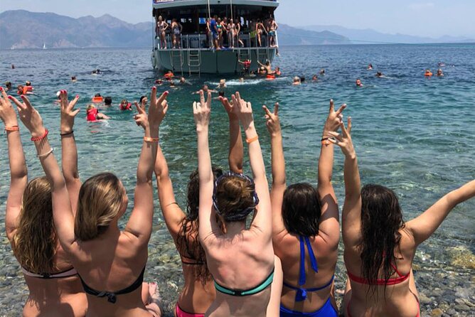 Big Boss – Adults Only Boat Trip (16+) - Paradise Island last swim: fish farms, beaches, and a big finish