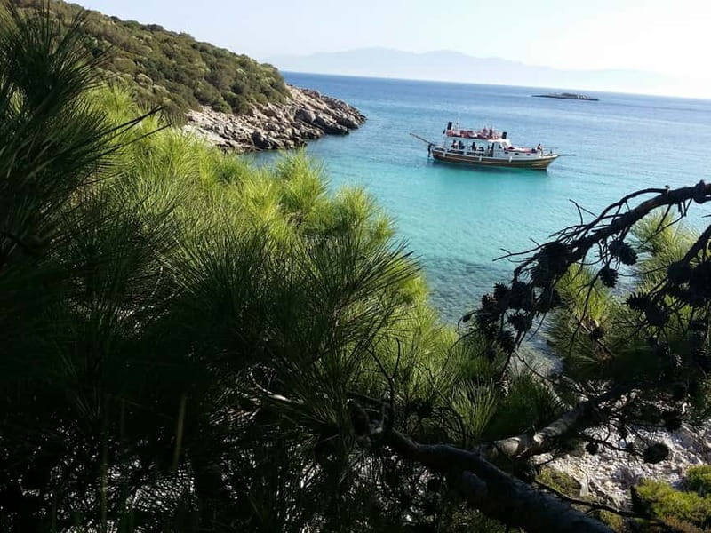 Bodrum: Turkish Maledives Boat Trip with Cruise Port Pickup - Lunch, Turkish Tea, and the Onboard Food Rhythm