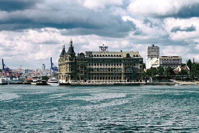 Bosphorus Cruise with unlimited alcohol - Open-buffet dinner: what’s on the table and how to enjoy it