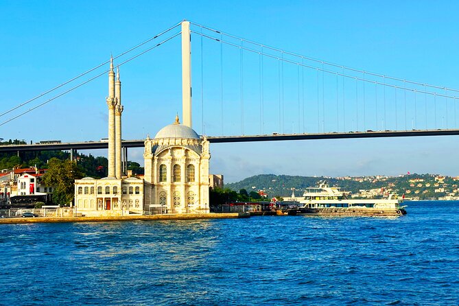 Bosphorus & Golden Horn: Sunset Yacht Cruise with Expert Guide - Beylerbeyi Palace, Üsküdar, and Maiden’s Tower at dusk