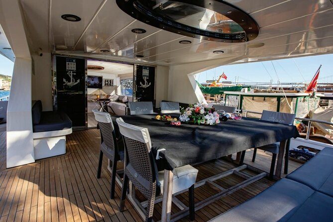 Bosphorus Night Cruise on Luxury Yacht - What you get on board: small group, snacks, and violin romance