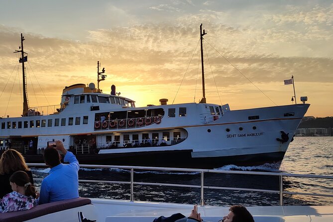 Budget Evening Cruise: Dinner, Live Shows & Party - Guide quality: the difference between seeing and understanding