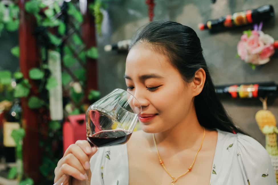 Cappadocia Half-Day Fairy Chimneys Tour with Wine Tasting - Hanem Art Center: crafts, stone souvenirs, and the shopping reality check