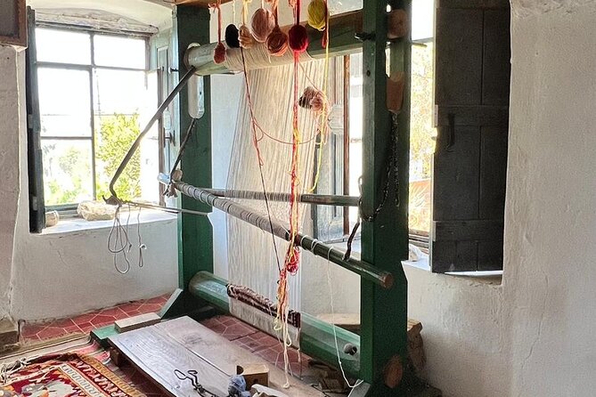 Carpet Weaving Art Lessons & Experience - The loom lesson: warps, design choices, and then weaving