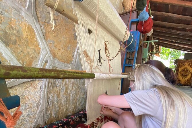 Carpet Weaving Art Lessons & Experience - Lunch included: plan to eat well, not just snack