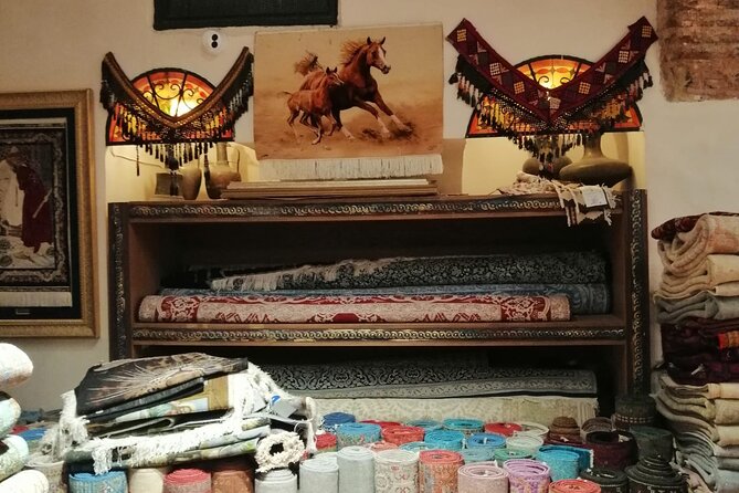 Carpets, Rugs and Kilims bazaar, Grand Bazaar and Egyptian Bazaar - Grand Bazaar: A covered market with rules, routes, and real structure