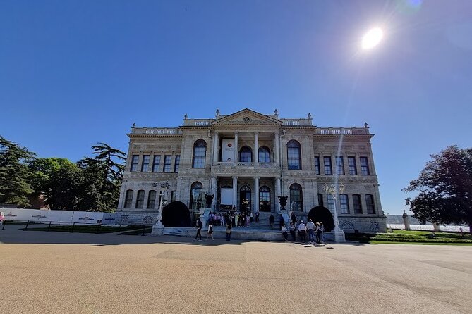 Dolmabahçe Palace Tour with Guide and Luxury Yacht Sunset Cruises - Beylerbeyi and Kucuksu: summer palaces with the water as the main character
