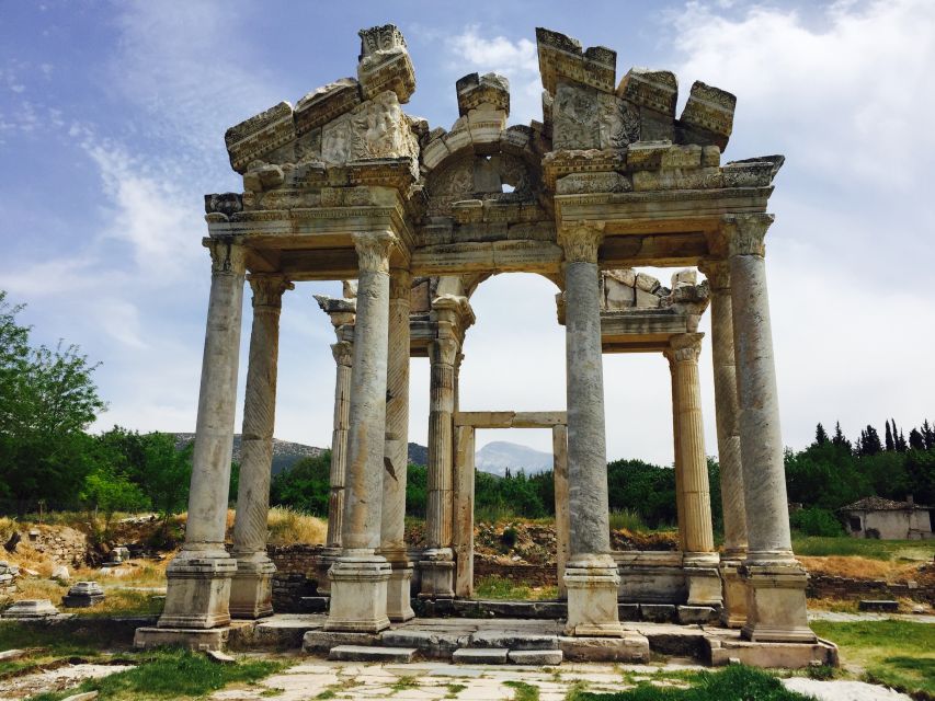 From Izmir: Ephesus, Mary's House Tour with Tickets + Lunch - From Izmir Port to Selçuk: the day starts with a clear game plan