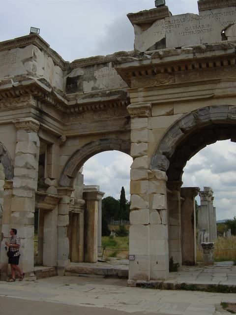 Full-Day Ephesus & Terrace Houses Tour - Entry Fees Included - Great Theater, Odeion, and the Scale of Ancient Audiences