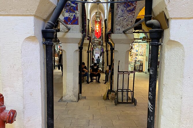 Grand Bazaar Through the Alleys - Cevahir Bedesteni Old Bazaar: short stop, big contrast