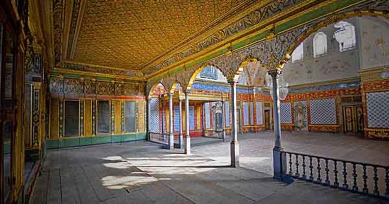 Guided Half-Day Istanbul Tour: Topkapi & Grand Bazaar - Grand Bazaar: how to enjoy the maze without getting steamrolled