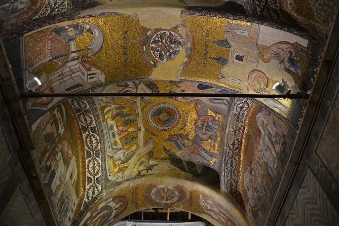 Historic Balat and Chora Tour with Sunset Cruise - Balat Bazaar and the stairway photo moment