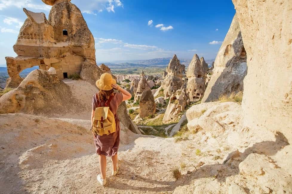 Istanbul: 2-Day Trip to Cappadocia with Flights & Lunchs - Day 1: Kızılçukur Valley hike and Çavuşin’s traditional stone town