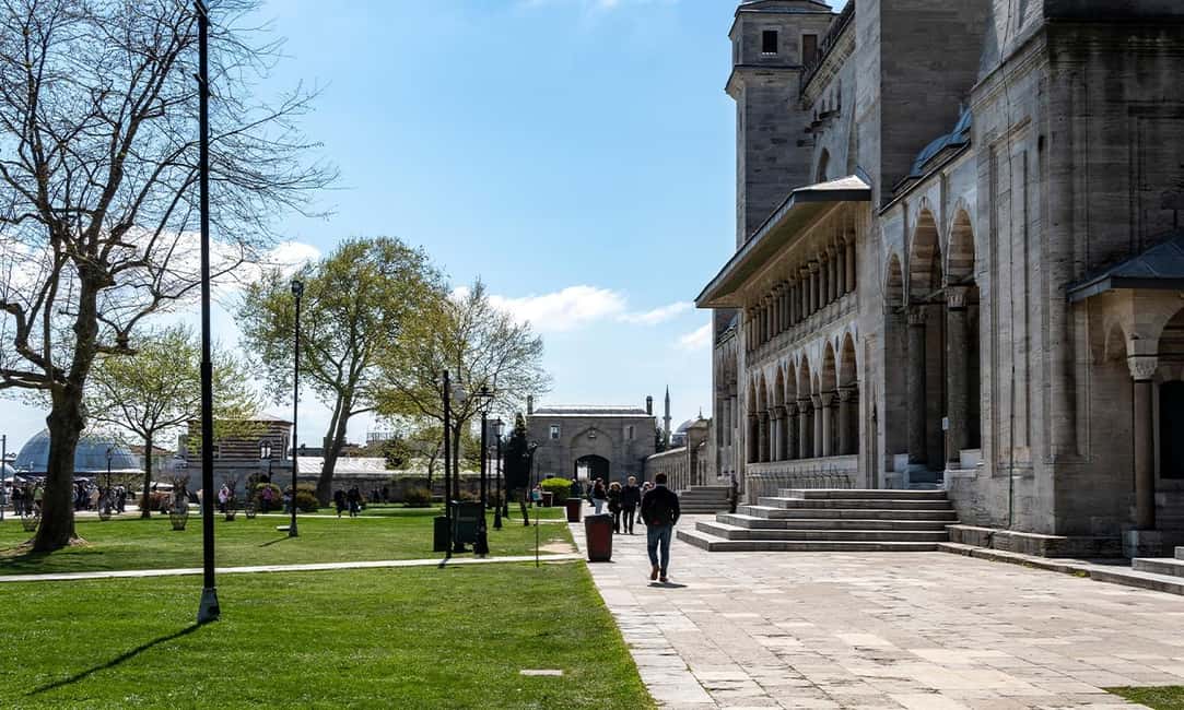 Istanbul: Blue Mosque Guided Tour & Süleymaniye Audio Guide - What you’ll learn inside Süleymaniye: Sultan Süleyman and architect Sinan