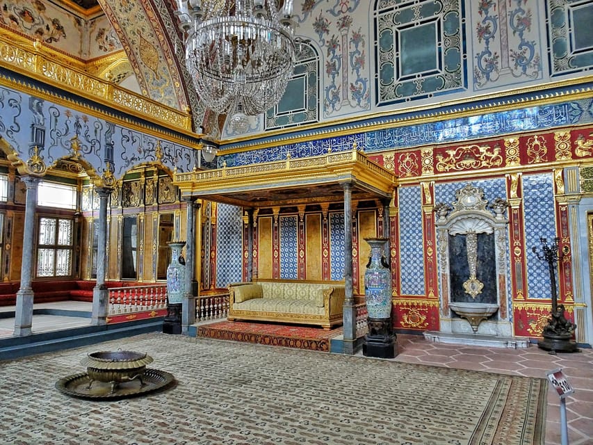 Istanbul: Blue Mosque, Hagia Sofia & Topkapi Palace Day Tour - Hagia Sophia and the Big Contrast Moment