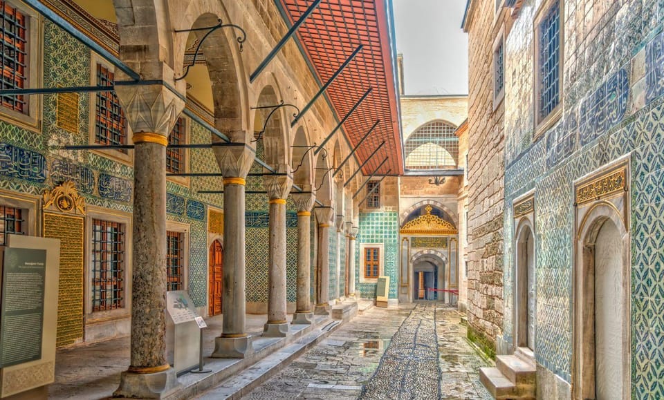 Istanbul: Blue Mosque, Hagia Sofia & Topkapi Palace Day Tour - Walking to the Blue Mosque: More Than a Pretty Facade
