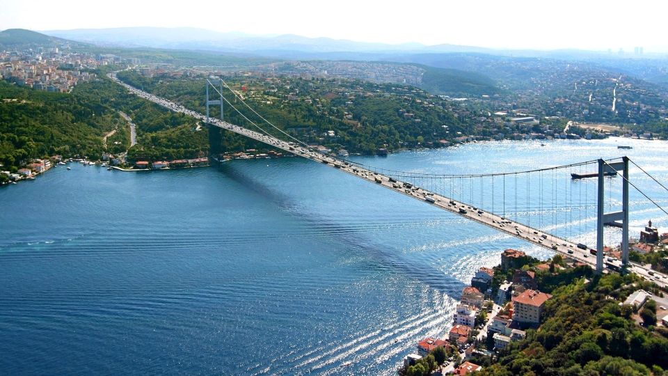 Istanbul: Bosphorus and Golden Horn Boat Tour with Guide - Sultanahmet meeting point to the docks: quick and simple, but plan light