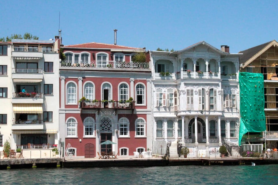 Istanbul: Bosphorus Boat Cruise - Dolmabahçe Palace from the Bosphorus: more than a photo backdrop