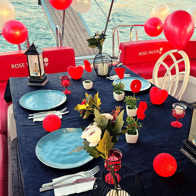 İstanbul: Bosphorus Private Yacht Cruise with Tea and Coffee - A private Bosphorus yacht is the shortcut to real Istanbul views