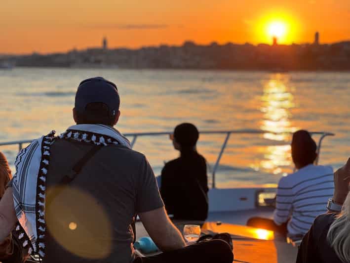 Istanbul: Bosphorus Sunset Cruise on a Luxury Yacht - Why a Bosphorus Sunset Cruise Beats Walking Around Town