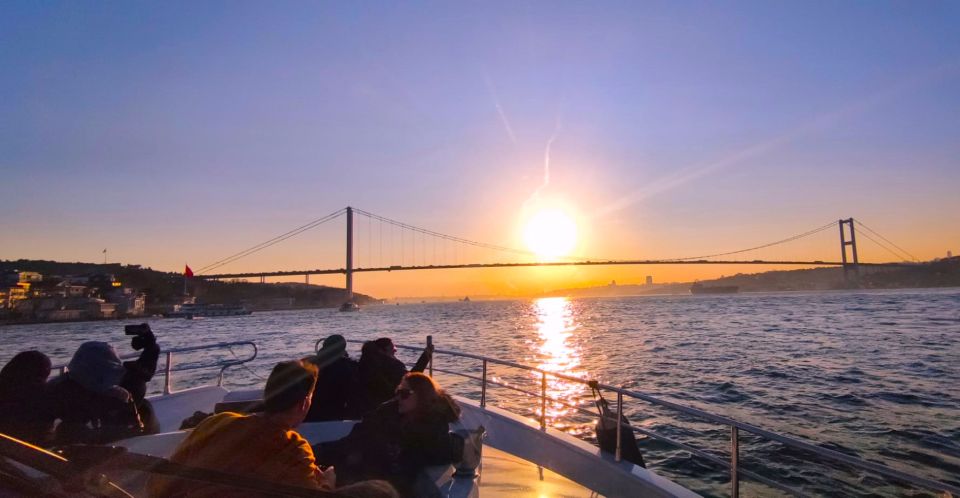 Istanbul: Bosphorus Sunset Cruise with Dinner - Why a Bosphorus sunset cruise beats a land sightseeing loop