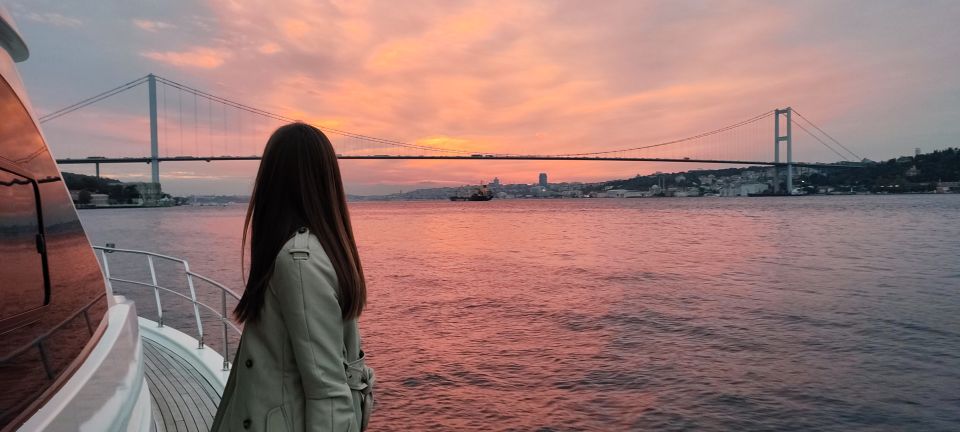 Istanbul: Bosphorus Sunset Cruise with Snacks and Wine - Küçüksu Palace and Maiden’s Tower: The Finish Line Under Golden Light