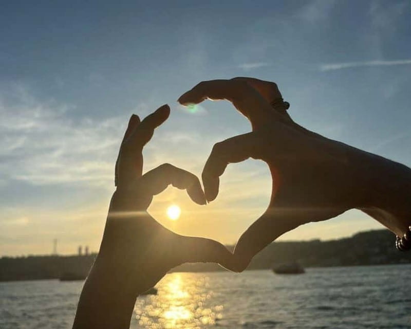 Istanbul: Bosphorus Sunset or Night Yacht Cruise & Transfers - Maiden’s Tower and Topkapi: the iconic names you’ll recognize
