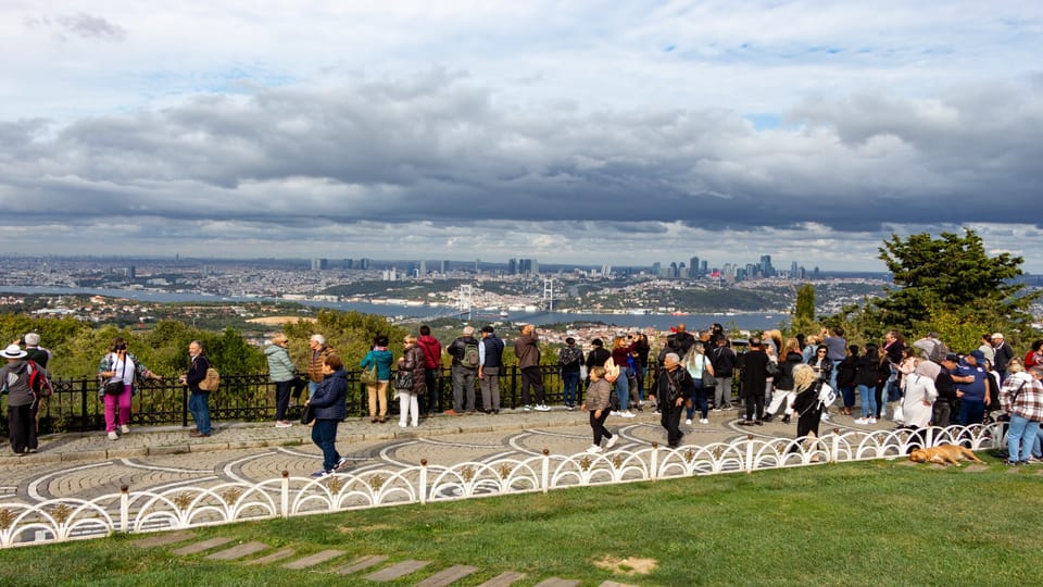 Istanbul: City Hightlights Bus Tour and Bosphorus Cruise - Bosphorus Bridge pass plus Eyüp Sultan Mosque: two different Istanbul spirits