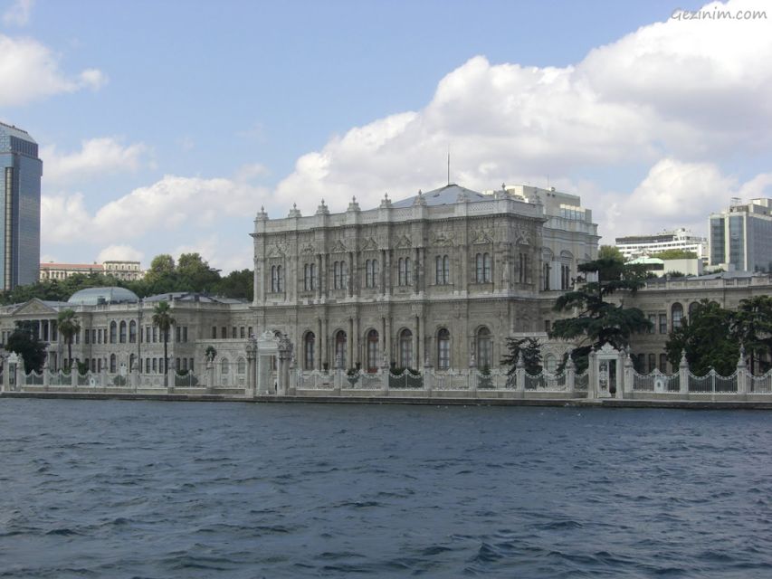 Istanbul: Dolmabahçe Palace and Uskudar Guided Tour - Dolmabahçe Palace: why the tour starts by driving toward the bridges