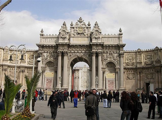 Istanbul: Dolmabahçe Palace and Uskudar Guided Tour - Istanbul’s oldest coffee shop stop: small moment, real city vibe
