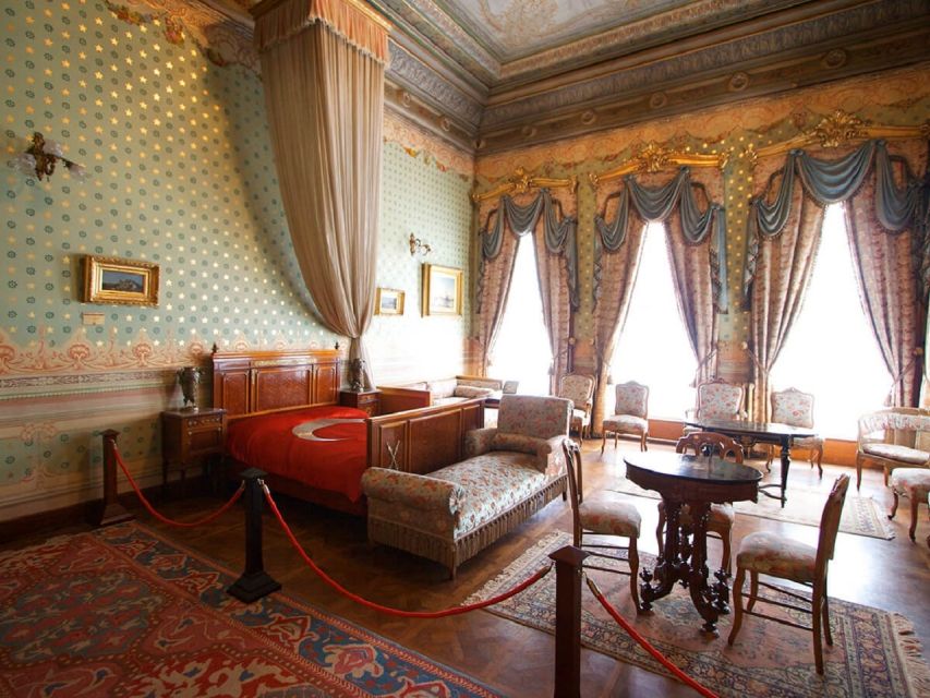 Istanbul: Dolmabahçe Palace and Uskudar Guided Tour - Mondays matter: Dolmabahçe Palace closure swaps you to Chora Museum