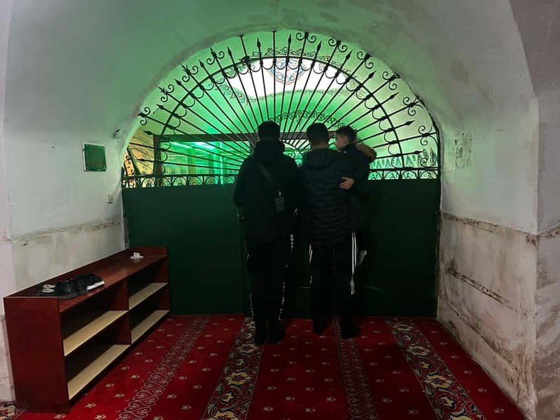 Istanbul: Full Day Islamic Sahaba Tour with Lunch & Transfer - Eyüp Mosque & Cemetery: The Prayer Break That Changes the Mood