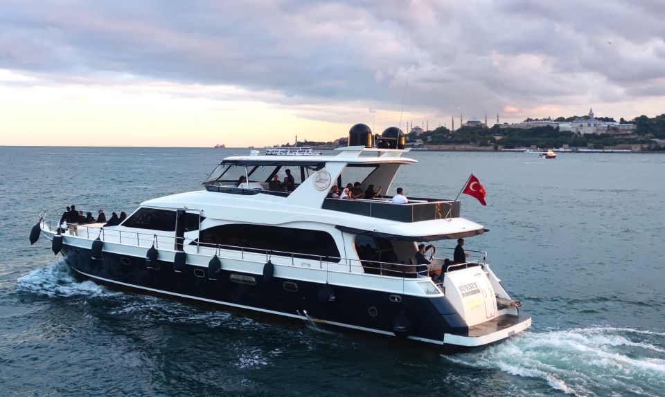 Istanbul: Guided Old City Tour and Bosphorus Sunset Cruise - Mosques and skyline glimpses: short scenic stops that add up
