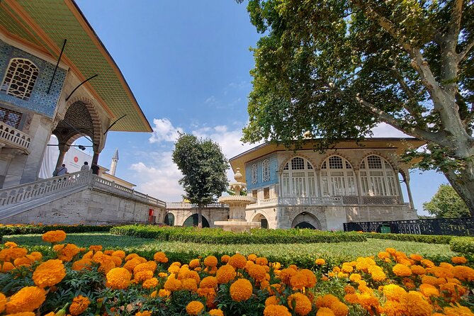 Istanbul Highlights! Blue Mosque, Hagia Sophia, Topkapı and More! - Hippodrome monuments: Obelisk of Theodosius, Serpent Column, and the forum vibe