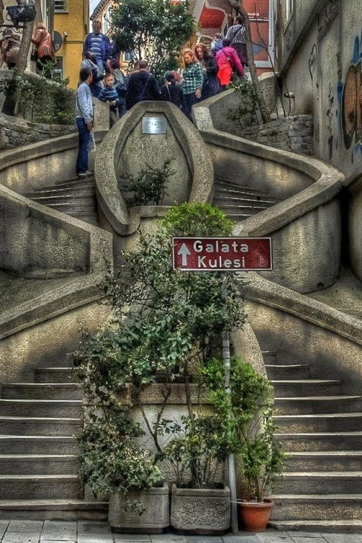 Istanbul: Jewish District 3-Hour Walking Tour - Galata streets and apartment views: the neighborhood as a timeline
