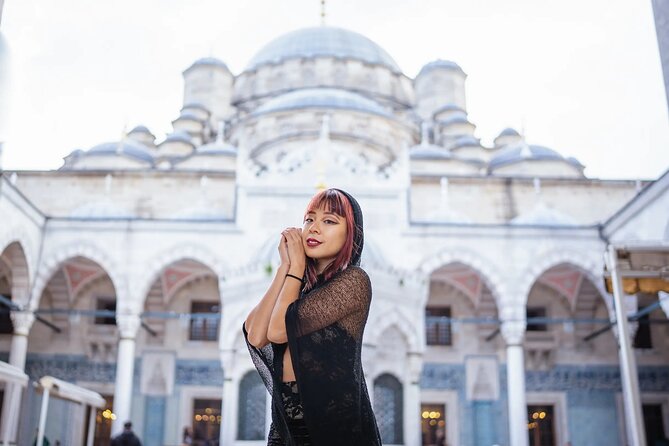 Istanbul Photoshoot tour with Local Photographer - Stop 1: Istiklal Caddesi and the historical red tram photo moment