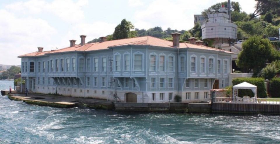 Istanbul: Private Bosphorus Cruise By Luxury Yacht - Rumeli Fortress to Anadolu Hisarı: Fortifications That Still Look Serious