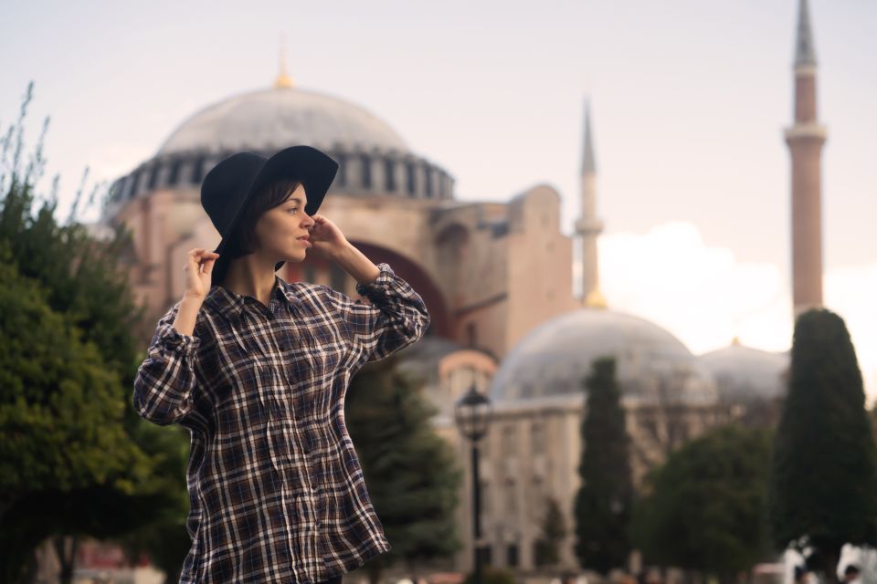 Istanbul: Private photoshoot at Hagia Sophia&Blue Mosque - Meeting at Sultan Ahmet Park: where it all starts