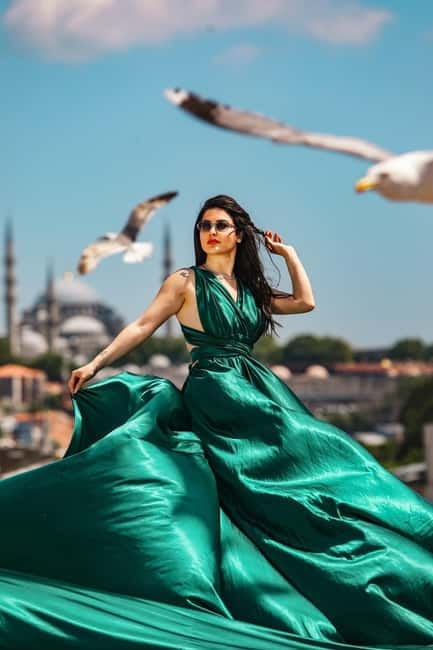 Istanbul: Professional Private Rooftop, Indoor Photoshoot - Ceramic & Lamp Room: Color-Forward Indoor Shots