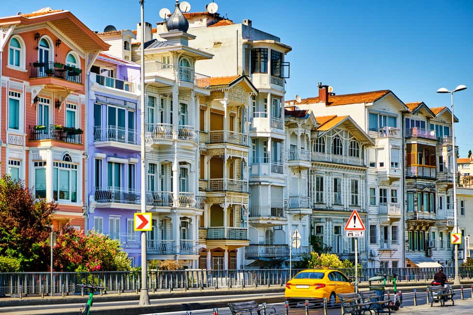 İstanbul: Small-Group Sunset Cruise & Audio Guide w/Snack - Audio guide in 9 languages: your self-paced history hack