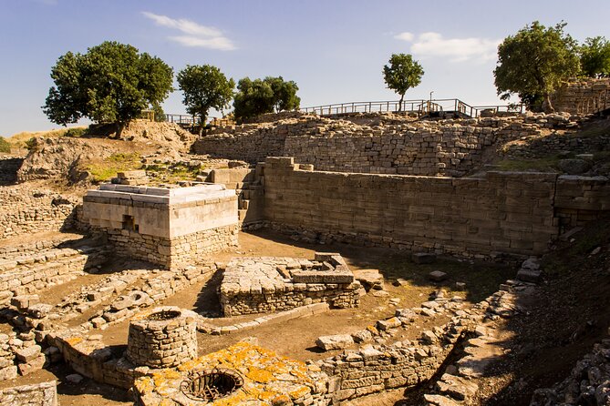 Istanbul to Truva Troy Guided Day Tour with Lunch and Transfers - Eceabat lunch and a ferry crossing into Çanakkale