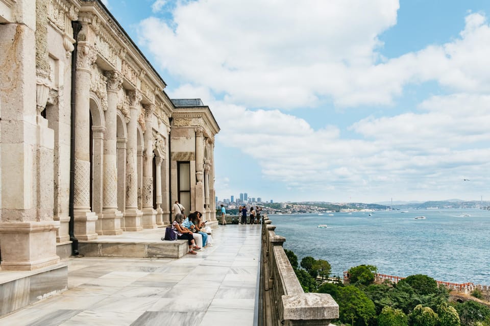 Istanbul: Topkapi Palace and Harem Guided Tour with Ticket - Where you start in Sultanahmet (and why the meeting spot helps)